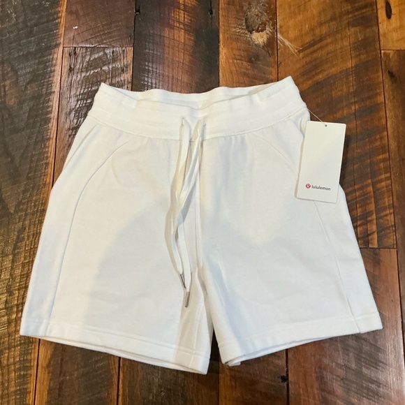 Lululemon Scuba High-Rise Shorts White Size 6 NWT 5” Inseam - Picture 3 of 8